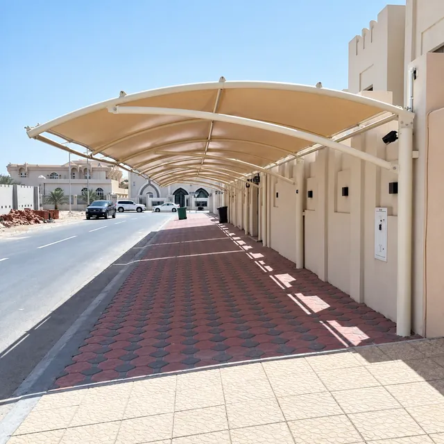 مظلة ممتدة فوق ممر خارجي